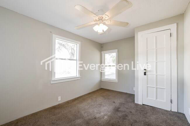 Building Photo - 600 S Center St