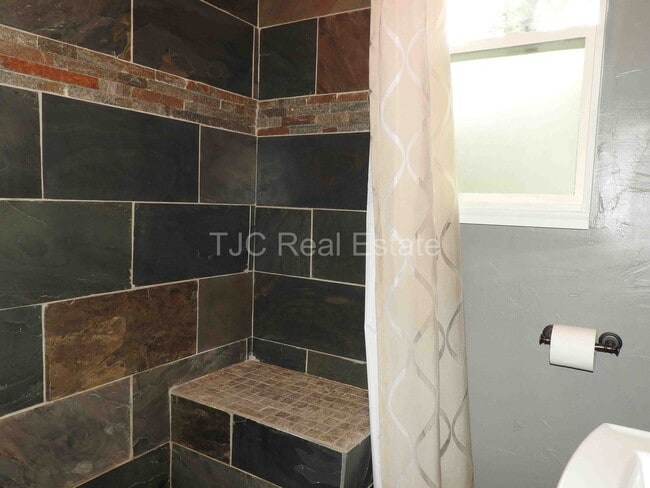 Building Photo - 2322 Cherry St