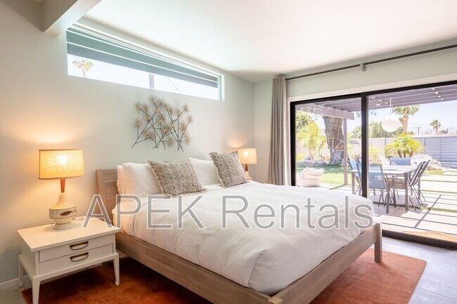 Building Photo - 2204 W Acacia Rd