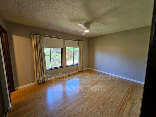 Building Photo - 12612 NE Prescott Dr