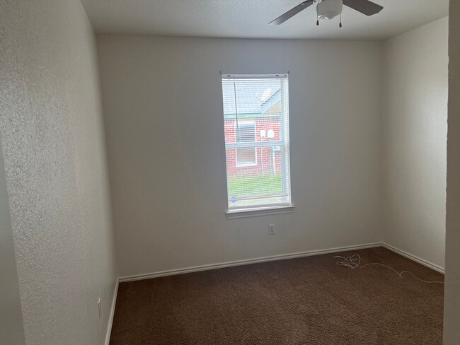 Building Photo - 2408 Thoroughbred Dr