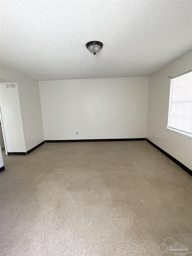 Building Photo - 1121 Lake Dr