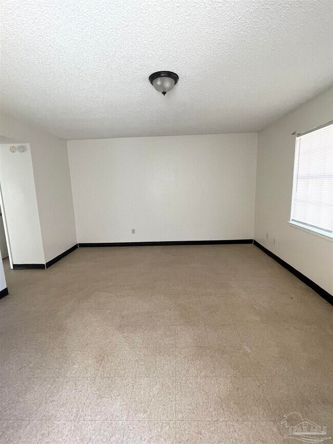 Building Photo - 1121 Lake Dr
