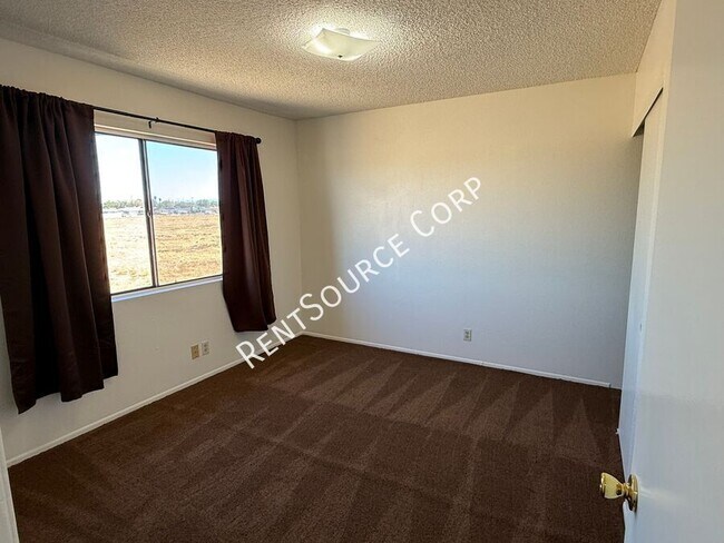 Building Photo - 1303 W Ave J 4