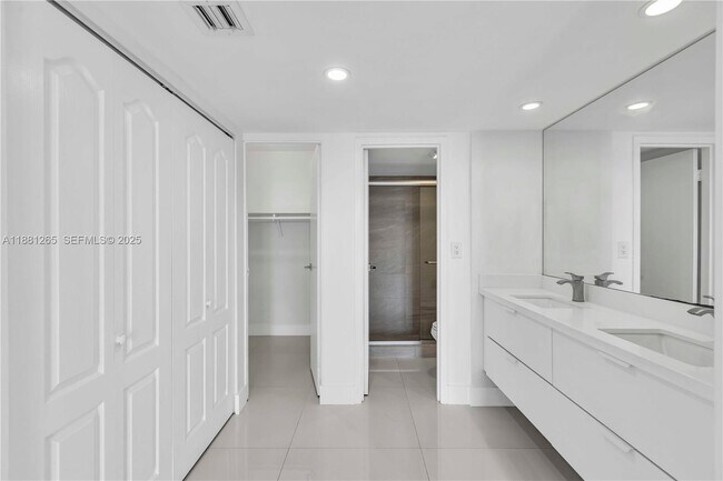 Building Photo - 100 Bayview Dr