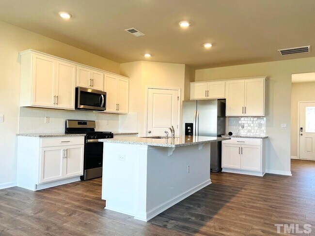 Building Photo - 5 Bedroom Single Family - Fuquay Varina