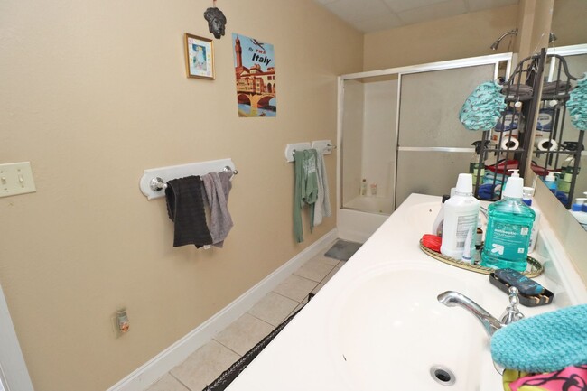Building Photo - 4BR/2.5BA Urban Charm Meets Creative Energ...