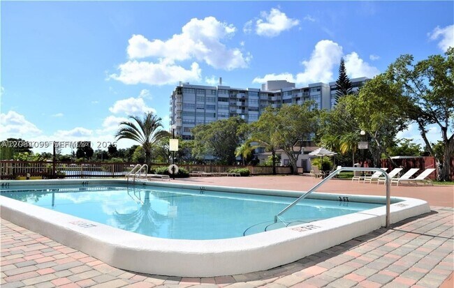 Building Photo - 1300 NE Miami Gardens Dr