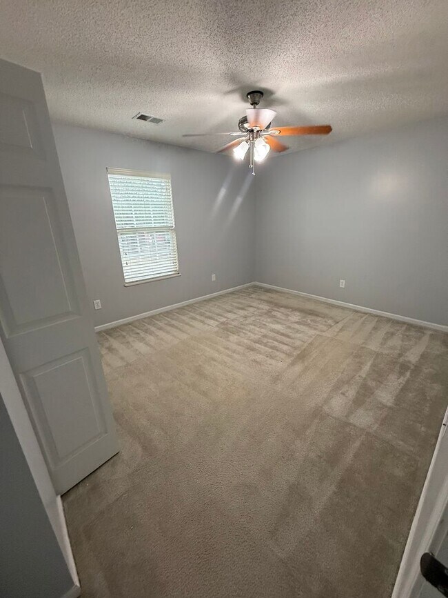 Building Photo - Beautiful 4 Bedroom