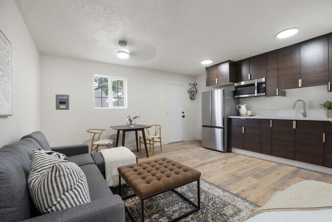 Building Photo - 219 Solano Dr SE