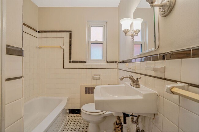 Building Photo - Updated 1 Bedroom with Deck and Garage space!