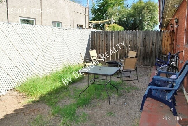 Building Photo - Updated 2 Bedroom 1 Bath - Quick Walk/Bike...