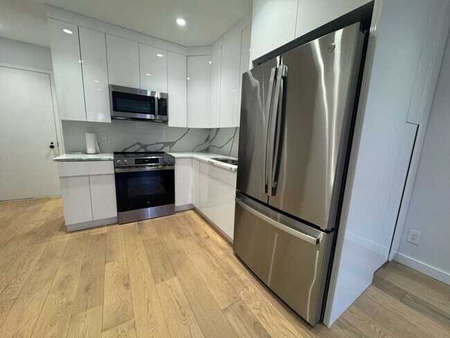 Building Photo - 53 W 82 St