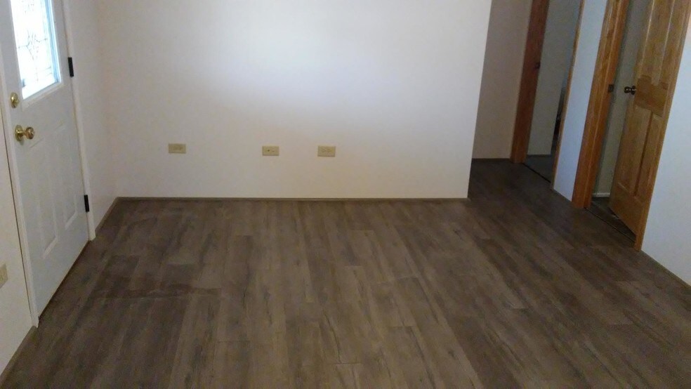 Living room - 427 N Briggs St