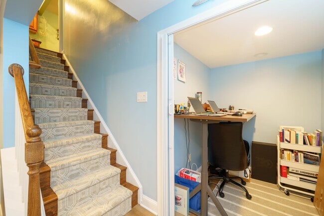 Building Photo - This 3 Bed 2.5 Bath Burke, VA Townhome is a Must See!