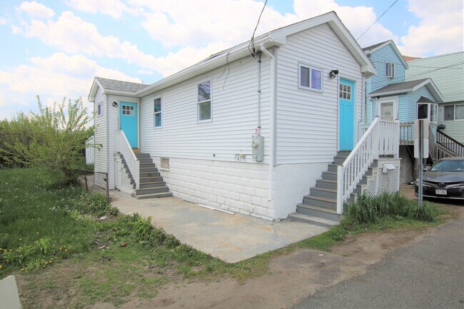 Building Photo - 52 Shawmut St