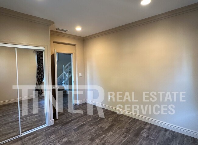 Building Photo - 3576 Hume St