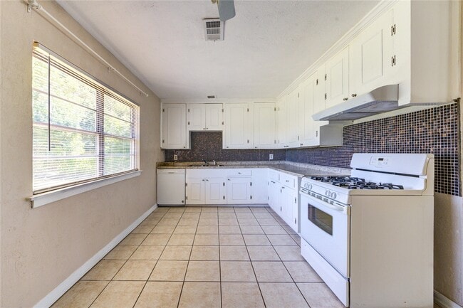 Building Photo - 3205 Hays St