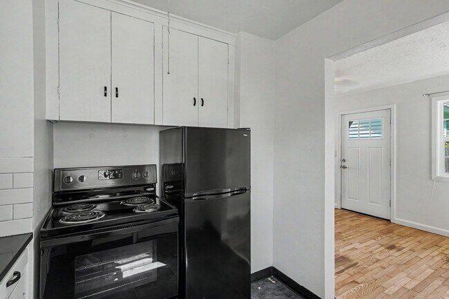 Building Photo - 19th 4-Plex - 000004