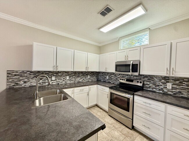 Building Photo - Immaculately updated 3/2.5 Three-Story Maitland Condo in Visconti!