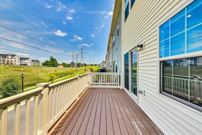 Building Photo - Meticulously Maintained 3 bedroom, 2.5 bat...