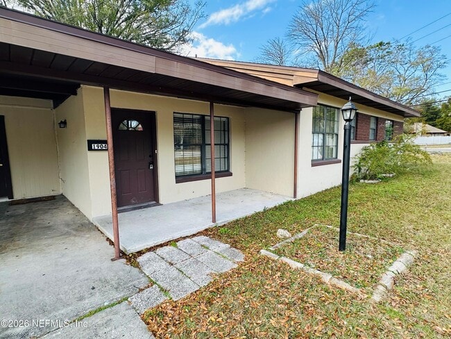 Building Photo - 1904 Delaroche Dr W