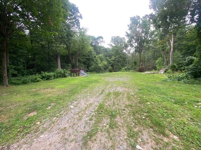 Building Photo - Spacious 3 bedroom 2 bath with 1 stall garage duplex outside city of Watertown for rent!