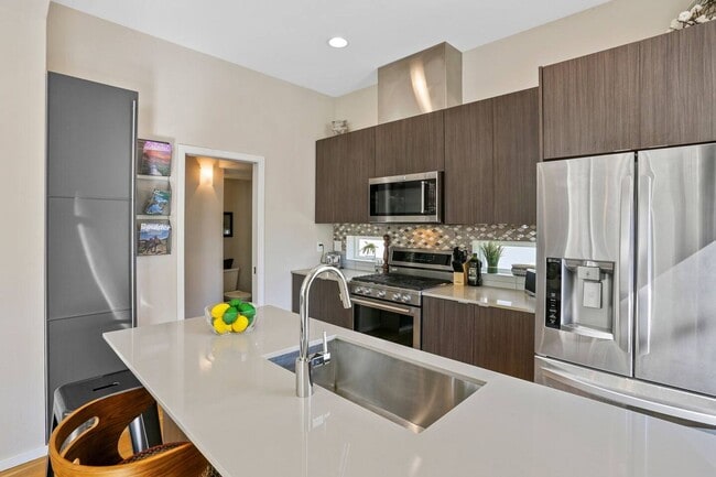 Building Photo - City View Haven: Modern 2-Bed Townhome in ...