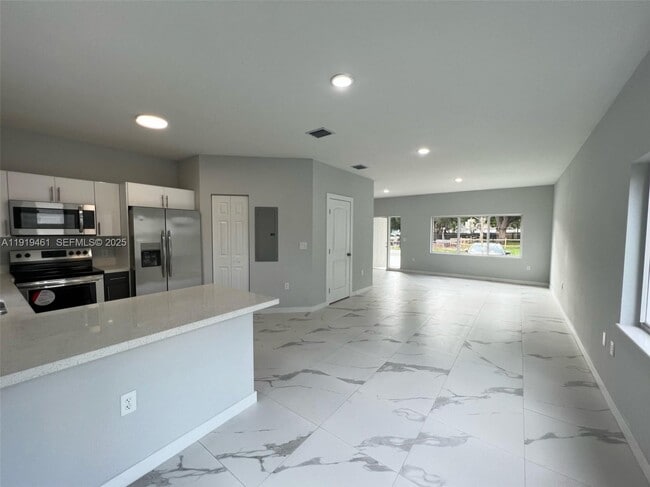 Building Photo - 808 NW 16th Ave