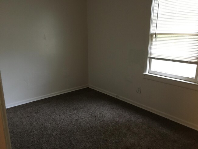 Building Photo - 813 Woodlawn Dr