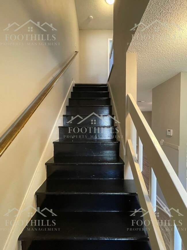 Building Photo - Cozy 2-Bedroom Duplex with Fenced Backyard