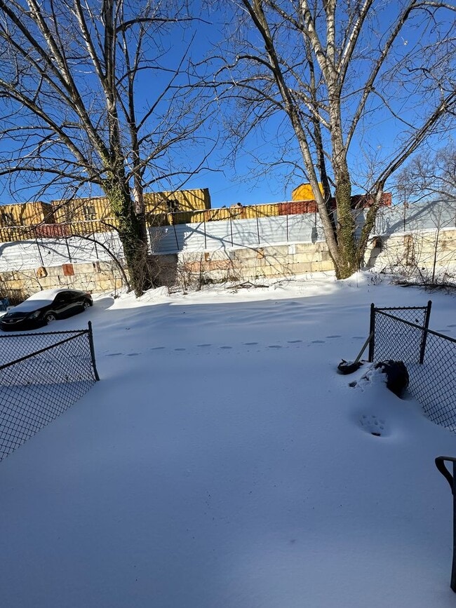 Building Photo - Beautifully renovated 3 bed/1.5 bath