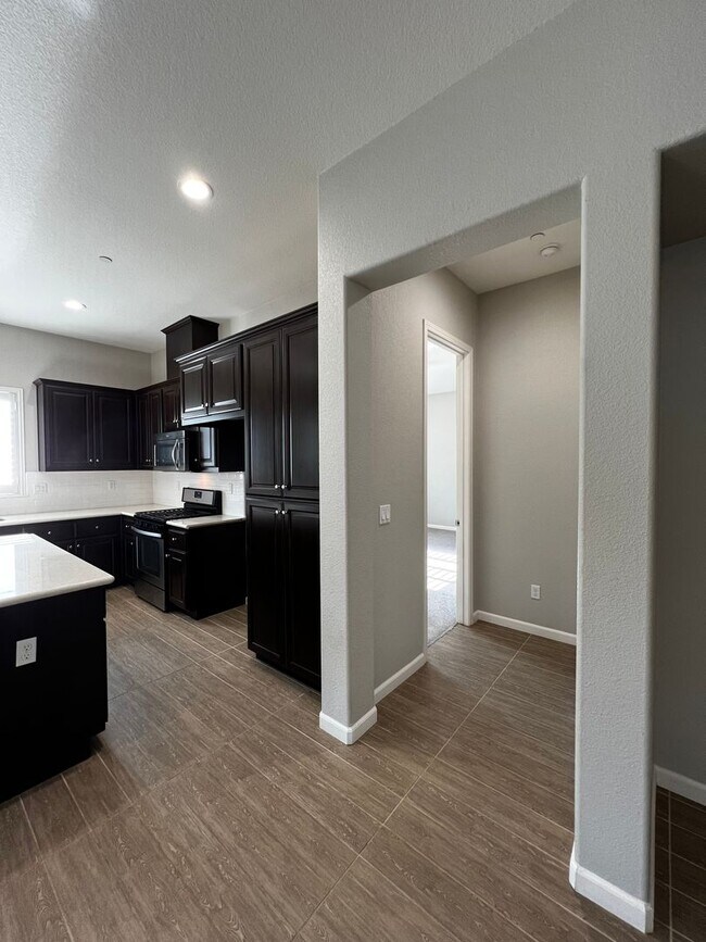 Building Photo - Beautiful 3 Bed, 2 Bath home in highly des...