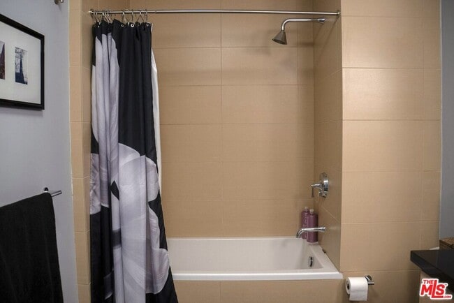 Building Photo - 460 S Spring St