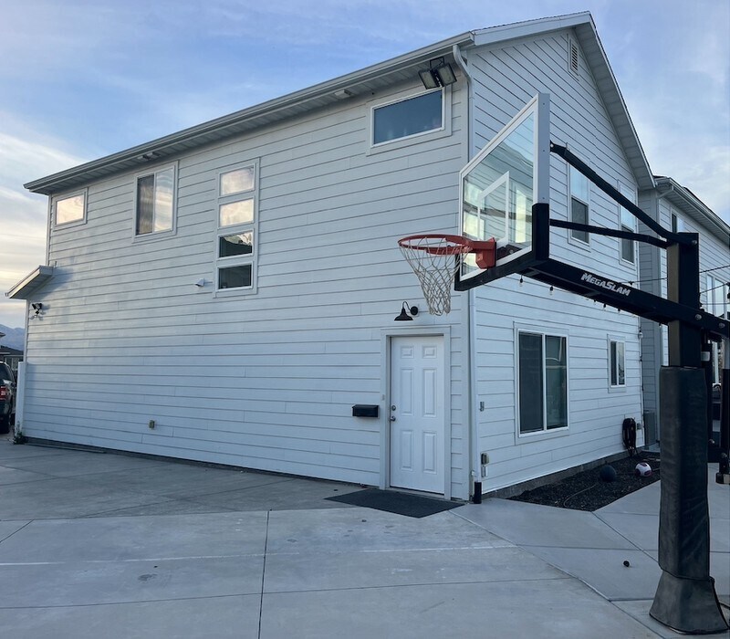 Building Photo - 1058 W Ludington Ct