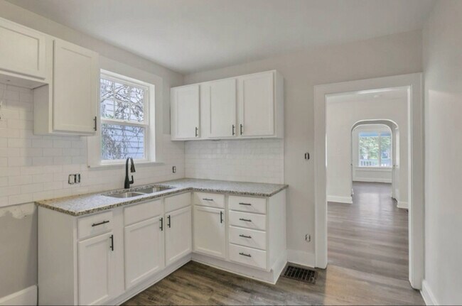 Building Photo - 1364 S Champion Ave