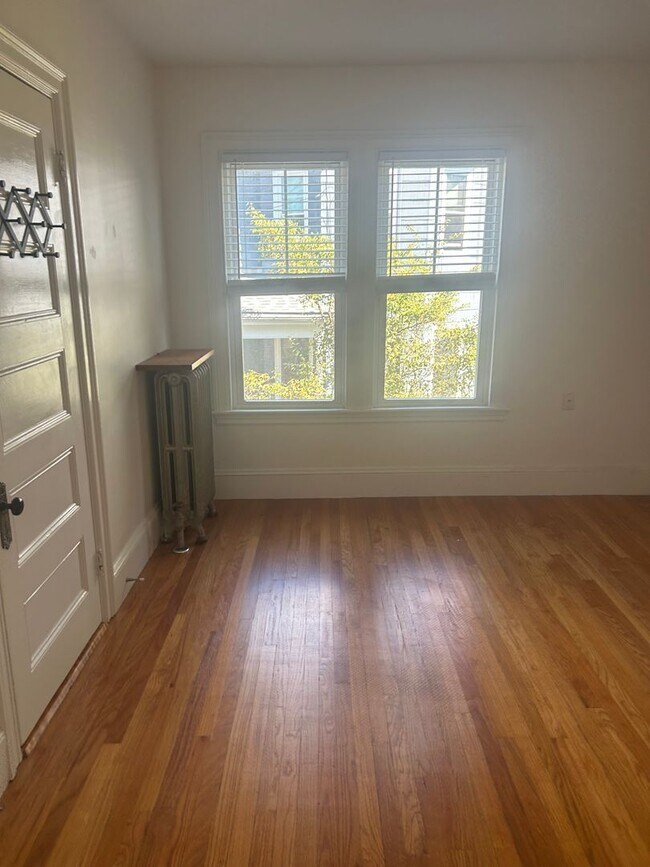 Building Photo - Beautiful 3BR/1.5BA Home Available Septemb...