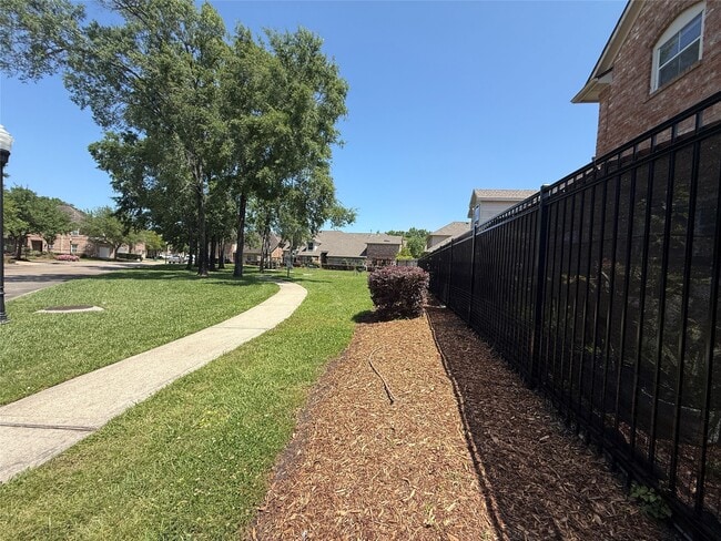 Building Photo - 4027 Park Thicket