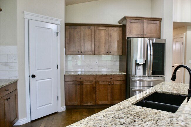 Building Photo - Silver Lining