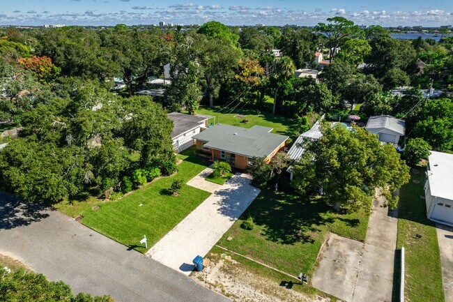 Building Photo - Charming 3Bed 2bath Nestled in the heart o...
