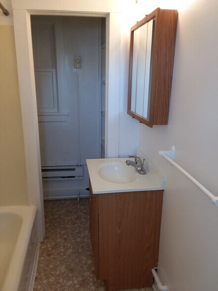 Full Bathroom - 221 Bridge St