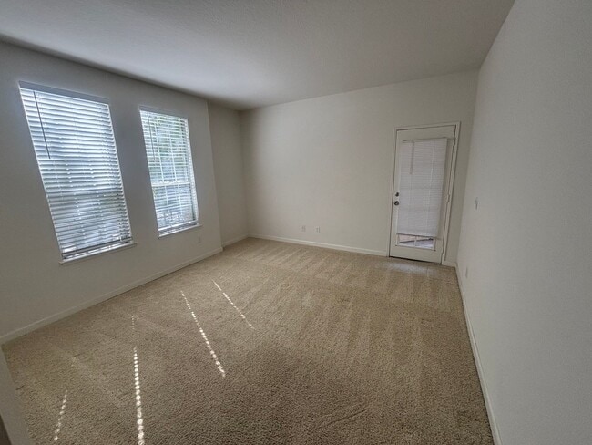 Building Photo - Beautiful 2-Bedroom Lower-Unit Condo in Sienna Villas of Valencia!