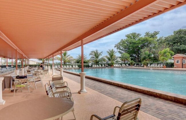 Building Photo - 543 Mansfield M