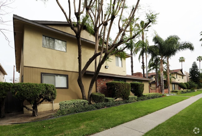 Building Photo - Briar Crest