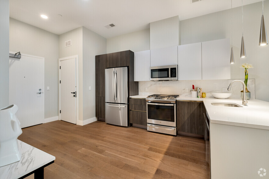 1BR, 1BA, Den - 760SF - Kitchen - ENNEA