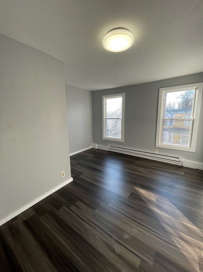 Building Photo - 68 Hasbrouck St