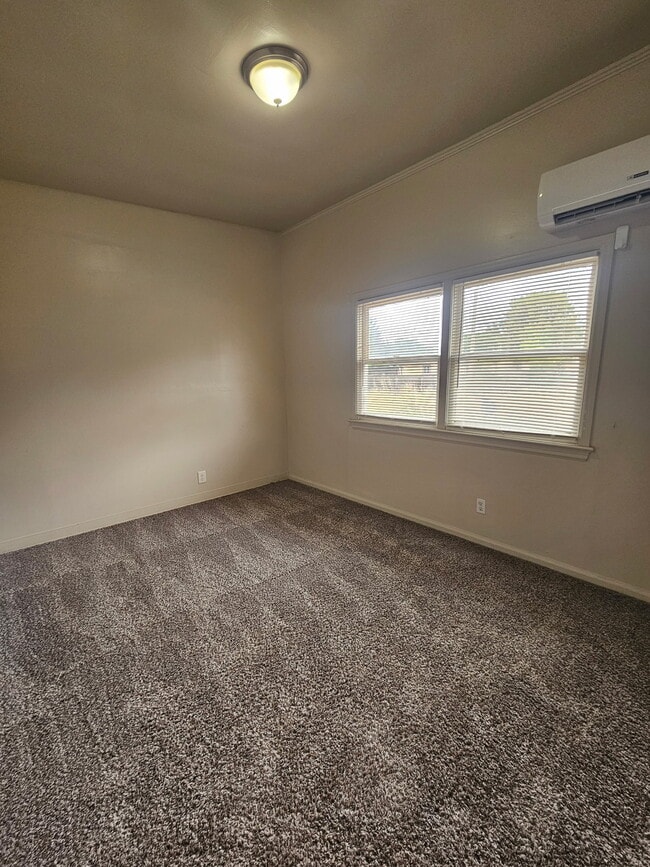 Building Photo - 450 N 3rd W