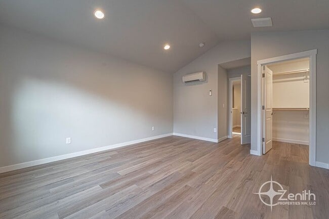 Building Photo - 4915 NE 2nd Ct