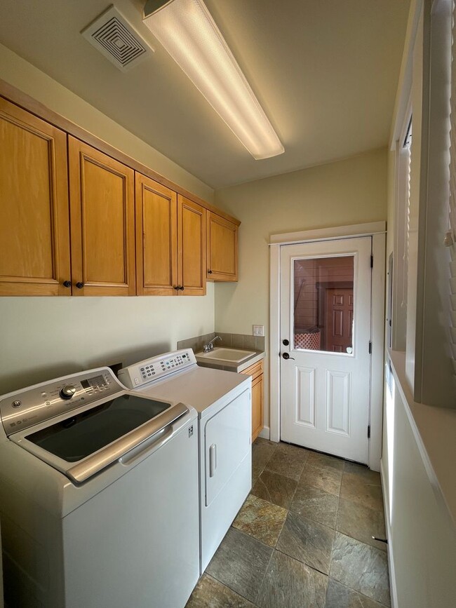 Building Photo - Old Mill Townhome Available 5/5/25