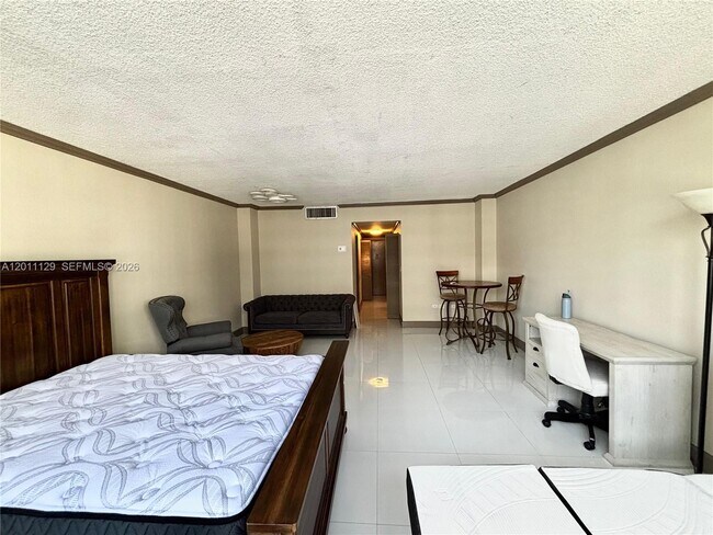 Building Photo - 999 Brickell Bay Dr